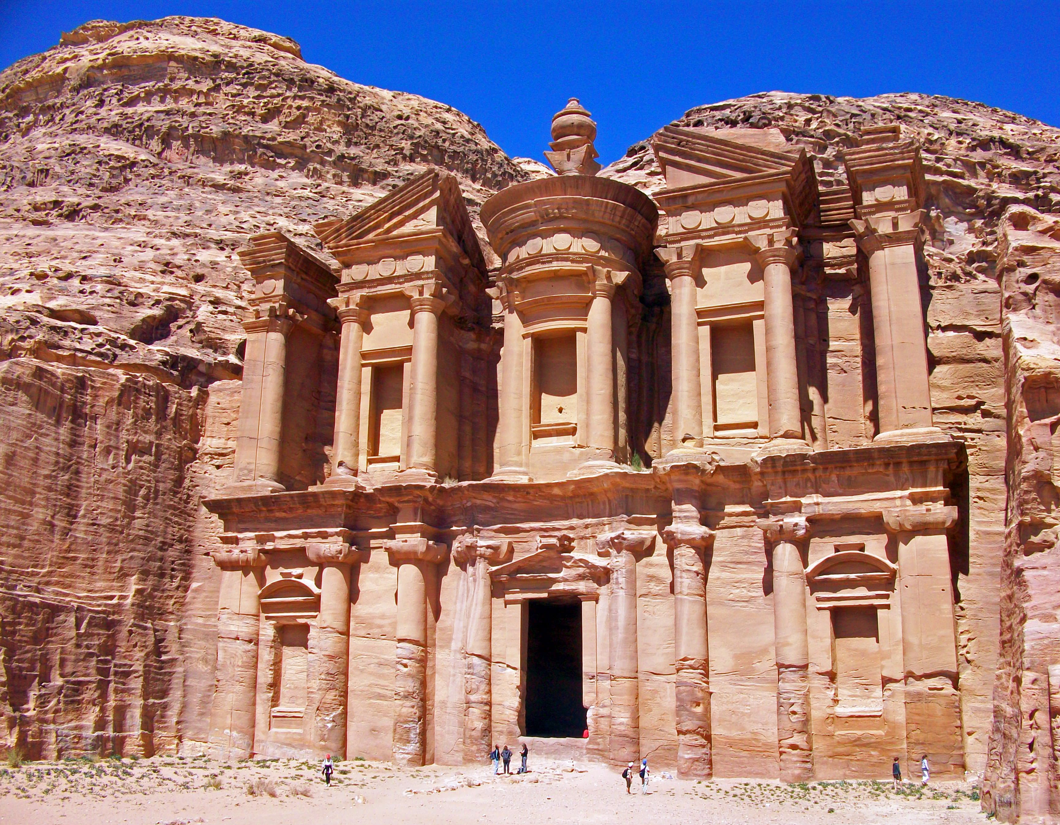 Fachada do Monastério Ad Deir esculpida no arenito de Petra