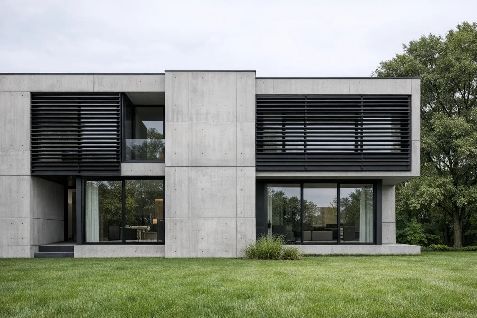Fachada residencial contemporânea banhada por luz suave e difusa destacando brises e concreto aparente