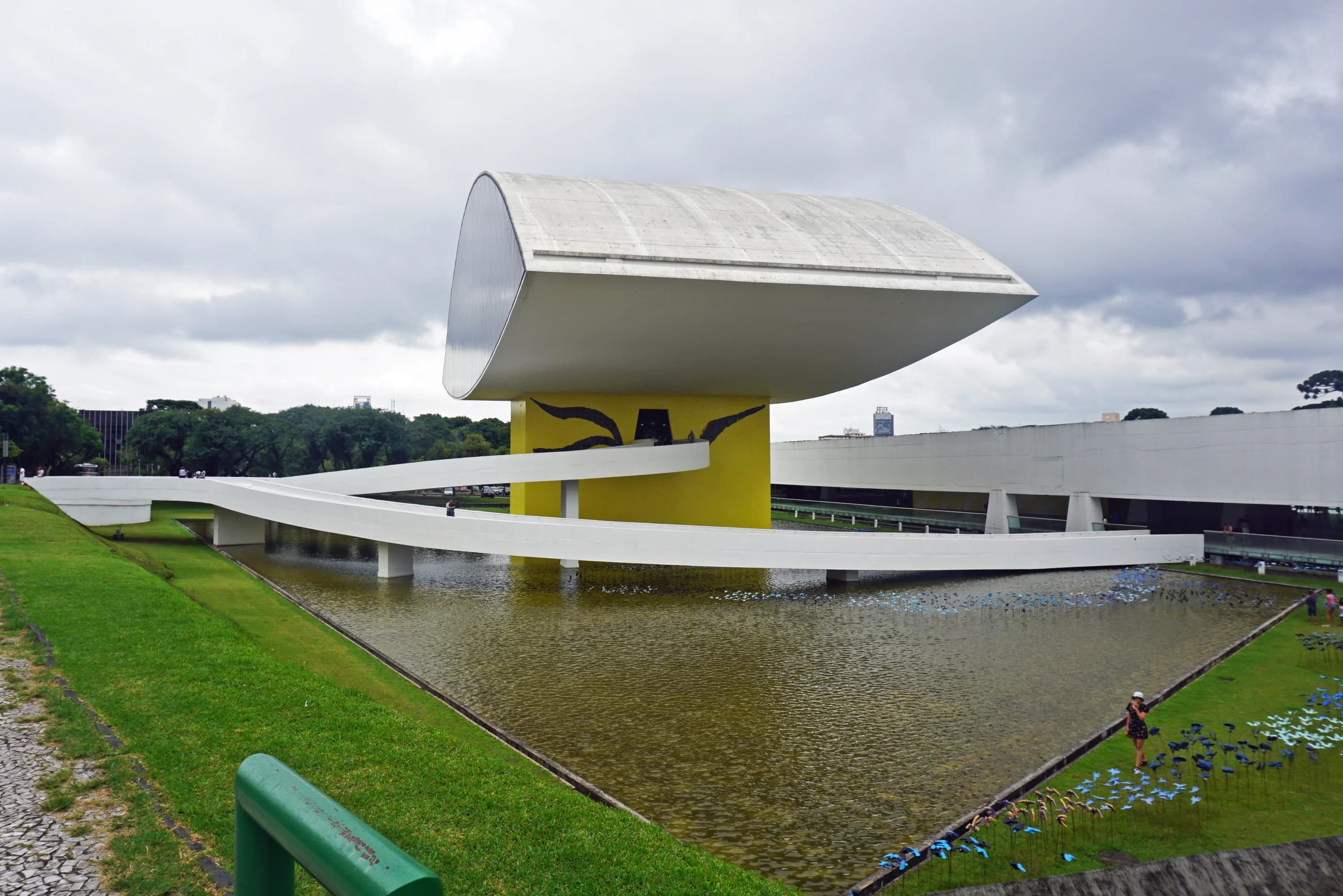 Fachada do Museu Oscar Niemeyer (MON) com o icônico Olho e espelho d'água em Curitiba