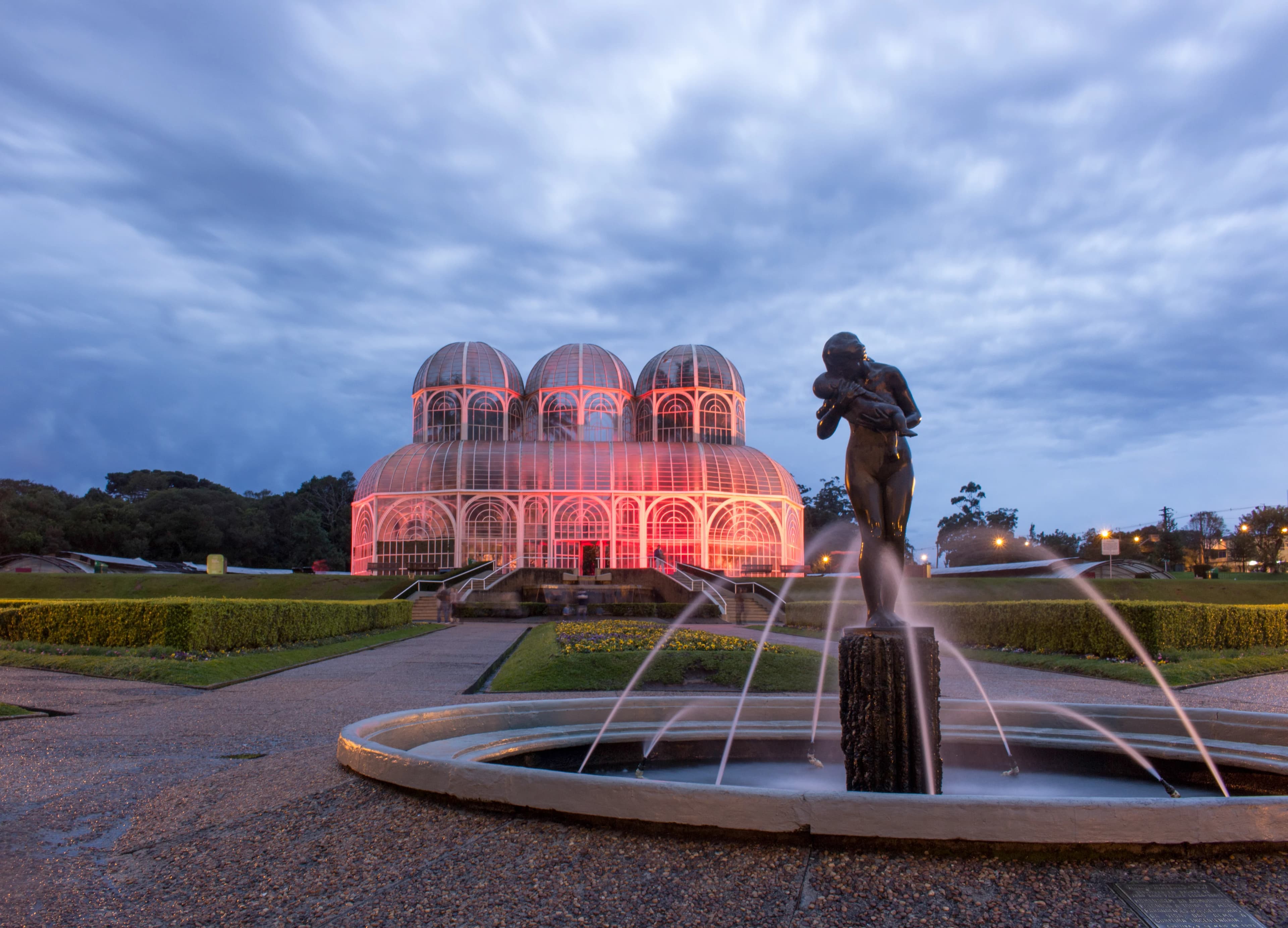 A estufa de vidro e ferro do Jardim Botânico de Curitiba e seus jardins geométricos