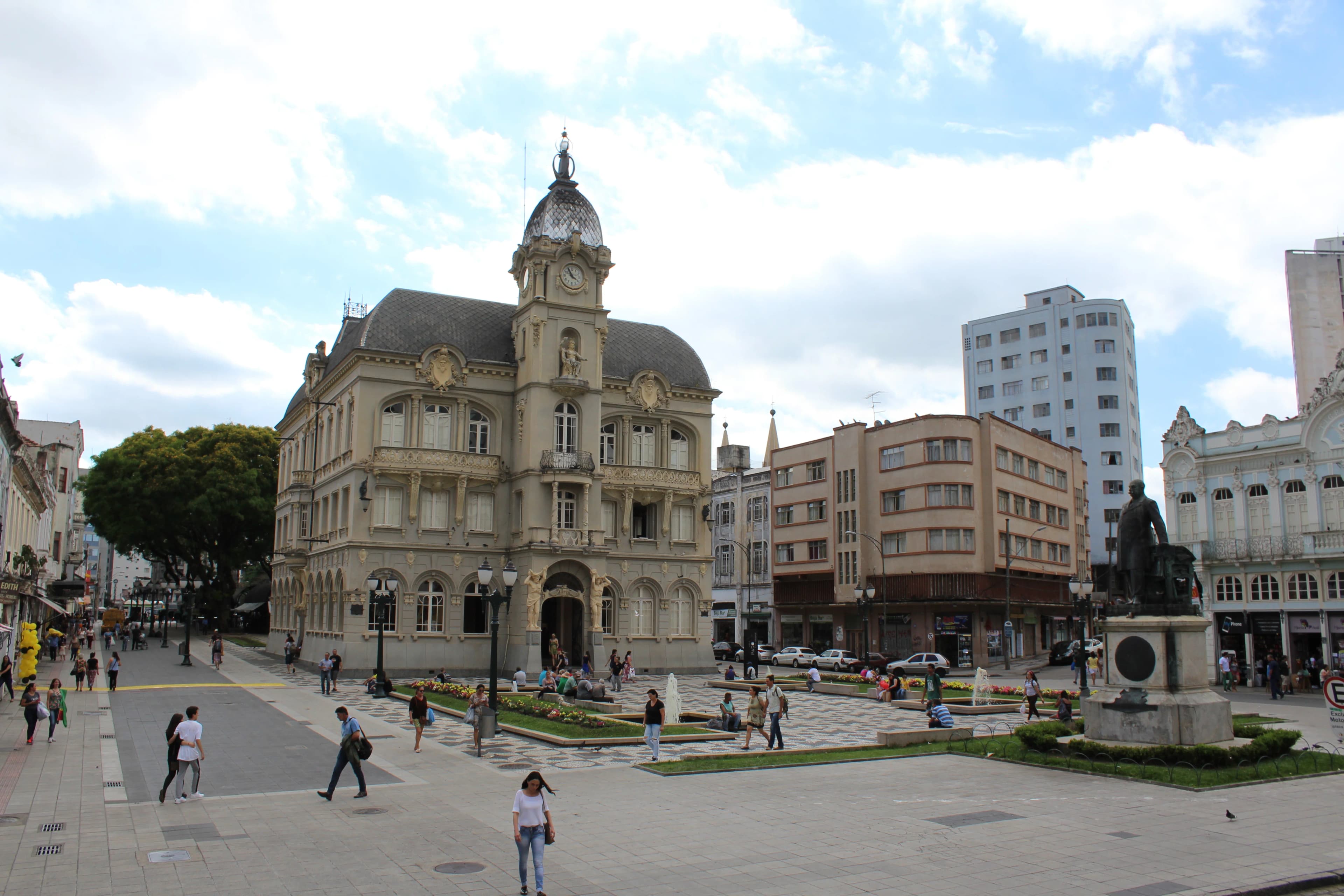 Fachada imponente do Paço da Liberdade na Praça Generoso Marques em Curitiba