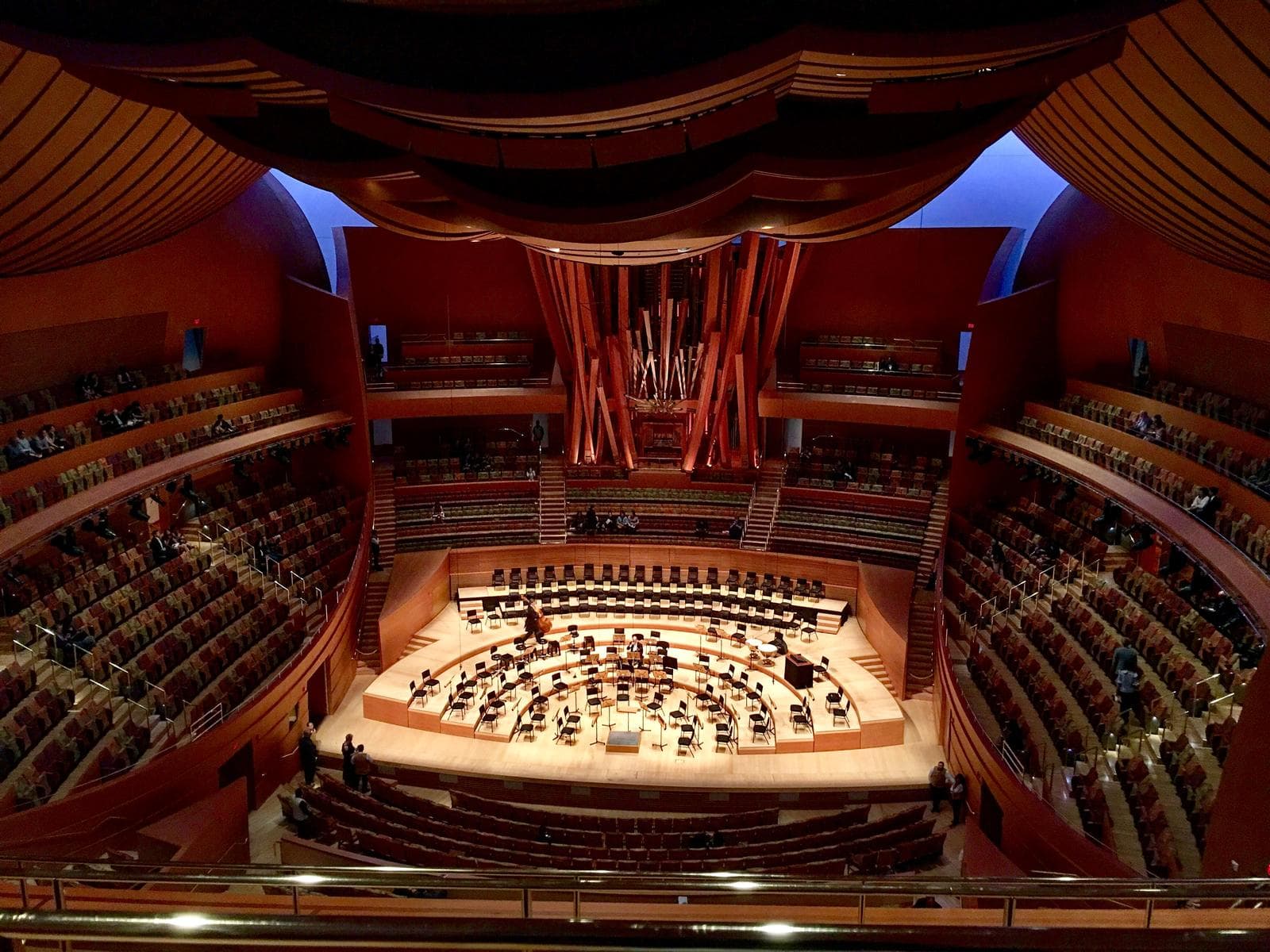 Walt Disney Concert Hall (Los Angeles - EUA): Superfícies onduladas de madeira de cedro promovem a difusão acústica tridimensional.