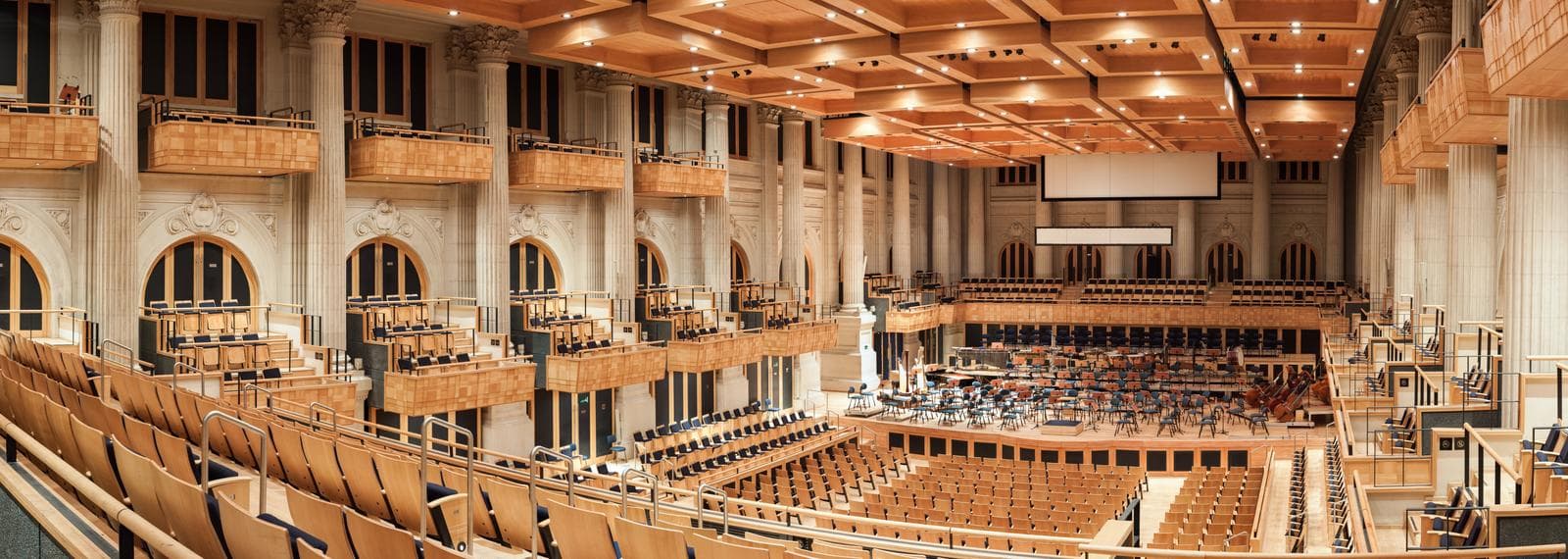 A Sala São Paulo (São Paulo - SP) conta com difusores acústicos e geometria retangular (estilo caixa de sapato) para otimizar o tempo de reverberação.