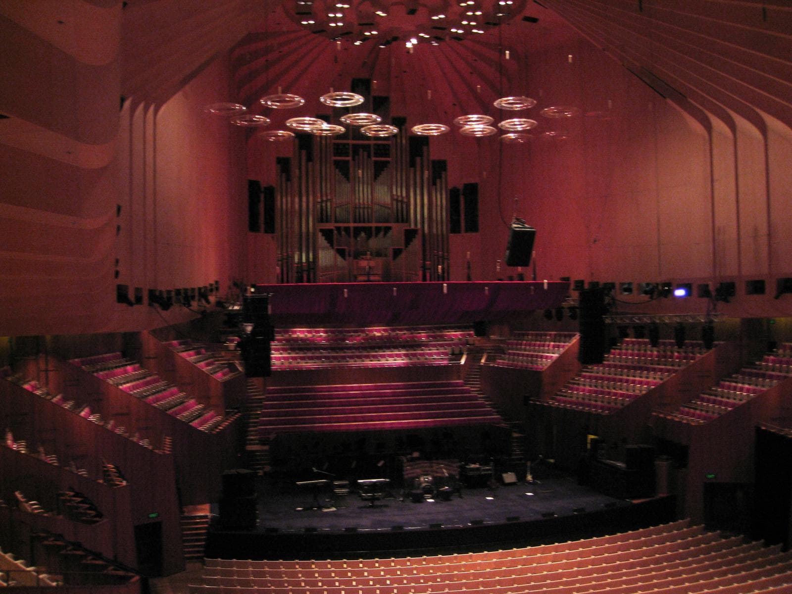 Sydney Opera House (Sydney - Austrália) utiliza dupla casca estrutural e apoios elastoméricos para blindar o auditório contra poluição sonora do porto.