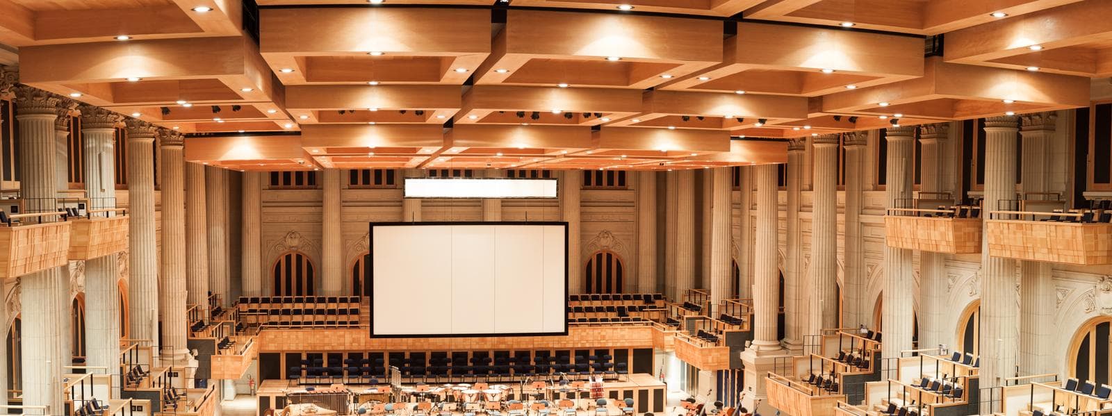 O teto acústico ajustável permite modificar o volume da sala e alterar o tempo de reverberação dinamicamente.