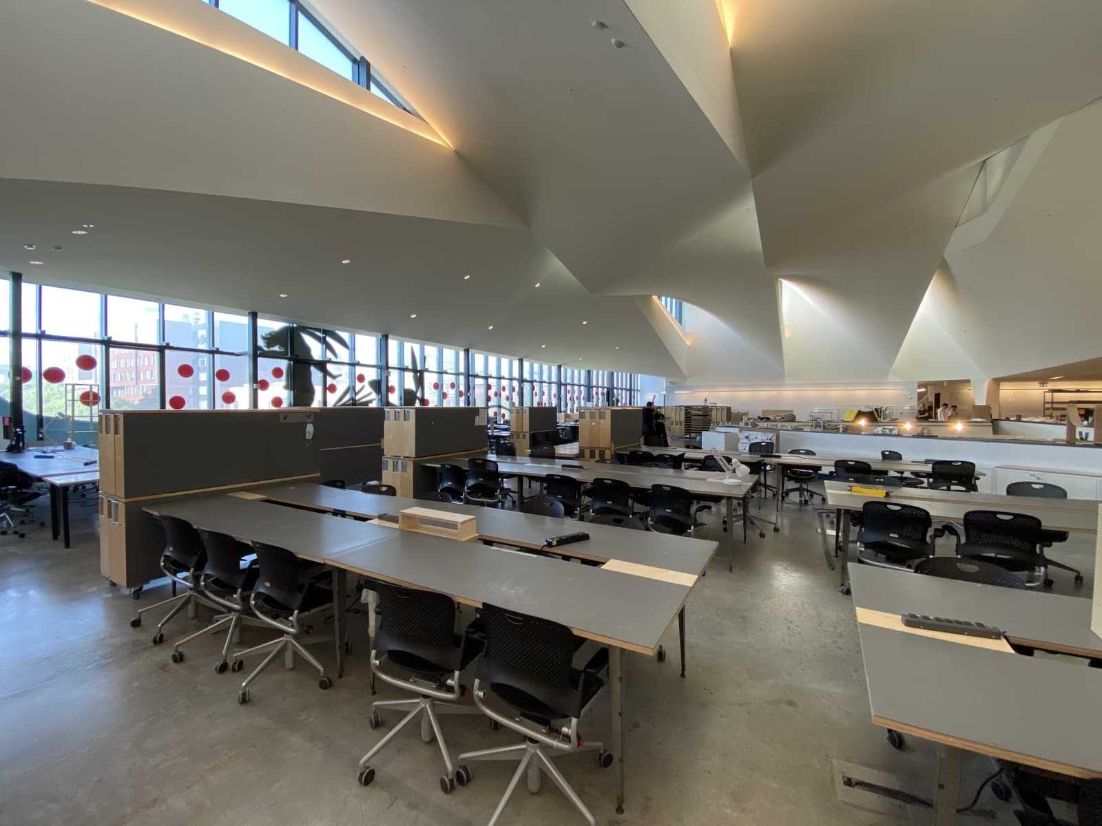 Estações de trabalho computacionais em escritórios de arquitetura exigem precificação precisa baseada no tempo alocado por projeto.