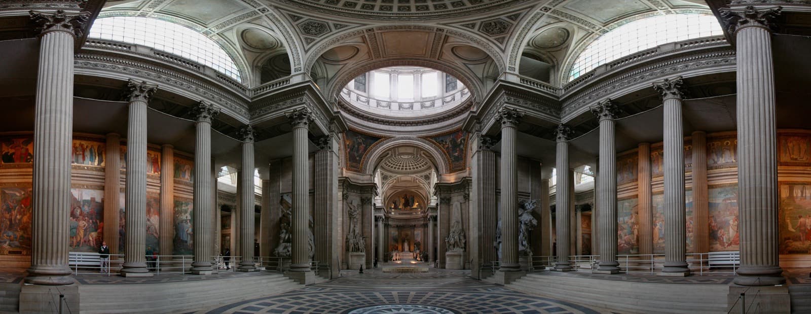 A arquitetura monumental de Roma e o rigor neoclássico representados no clássico de Peter Greenaway.