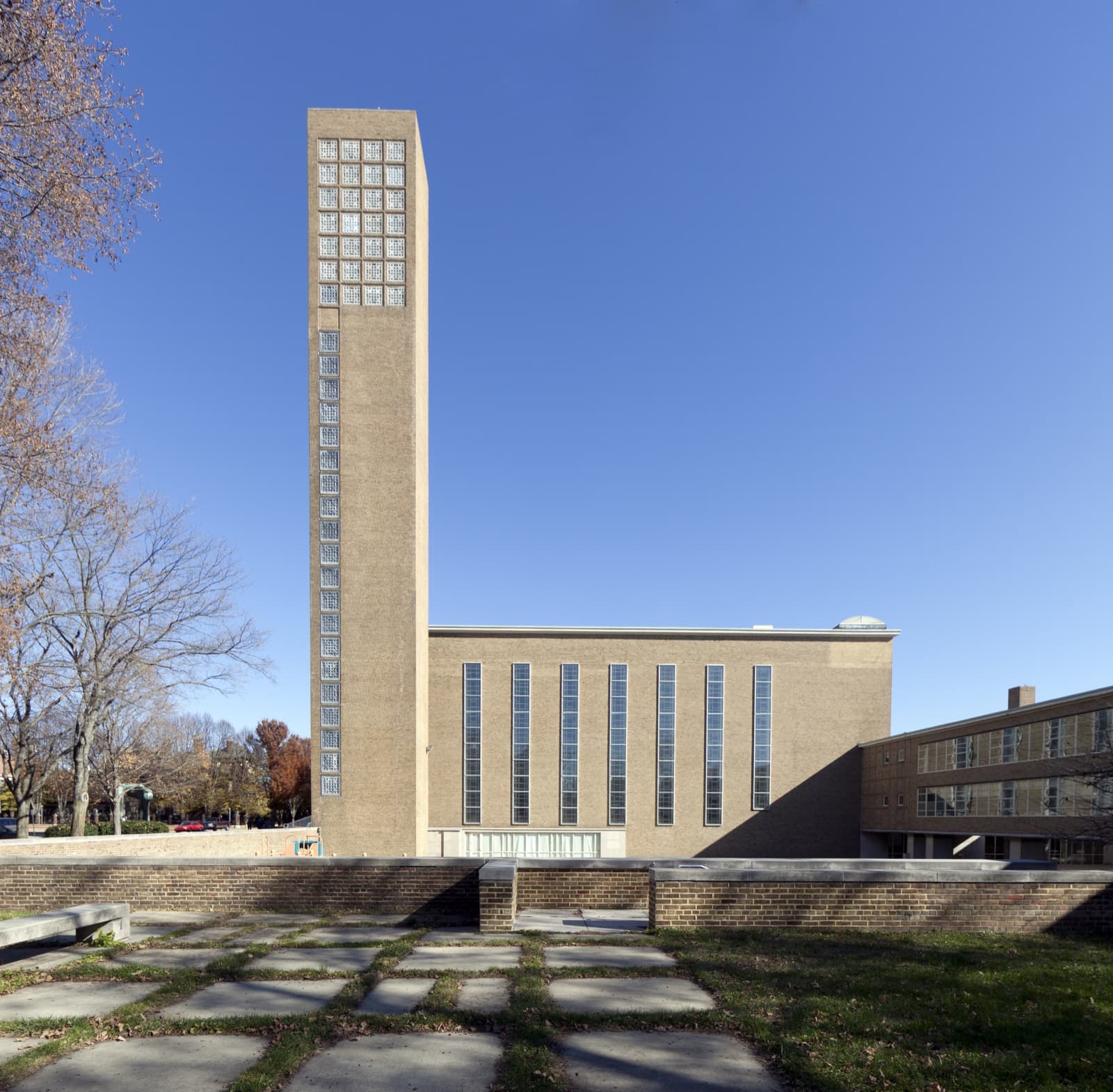A arquitetura modernista da First Christian Church em Columbus, Indiana, ressaltada na cinematografia de Kogonada.