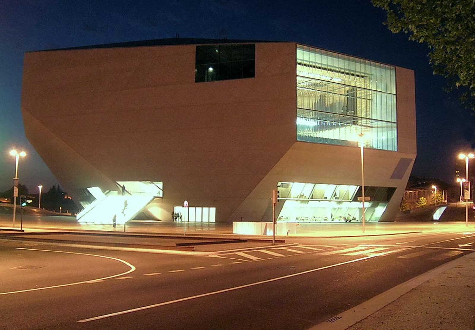 A volumetria contemporânea e a complexidade estrutural das obras de Rem Koolhaas analisadas no documentário.