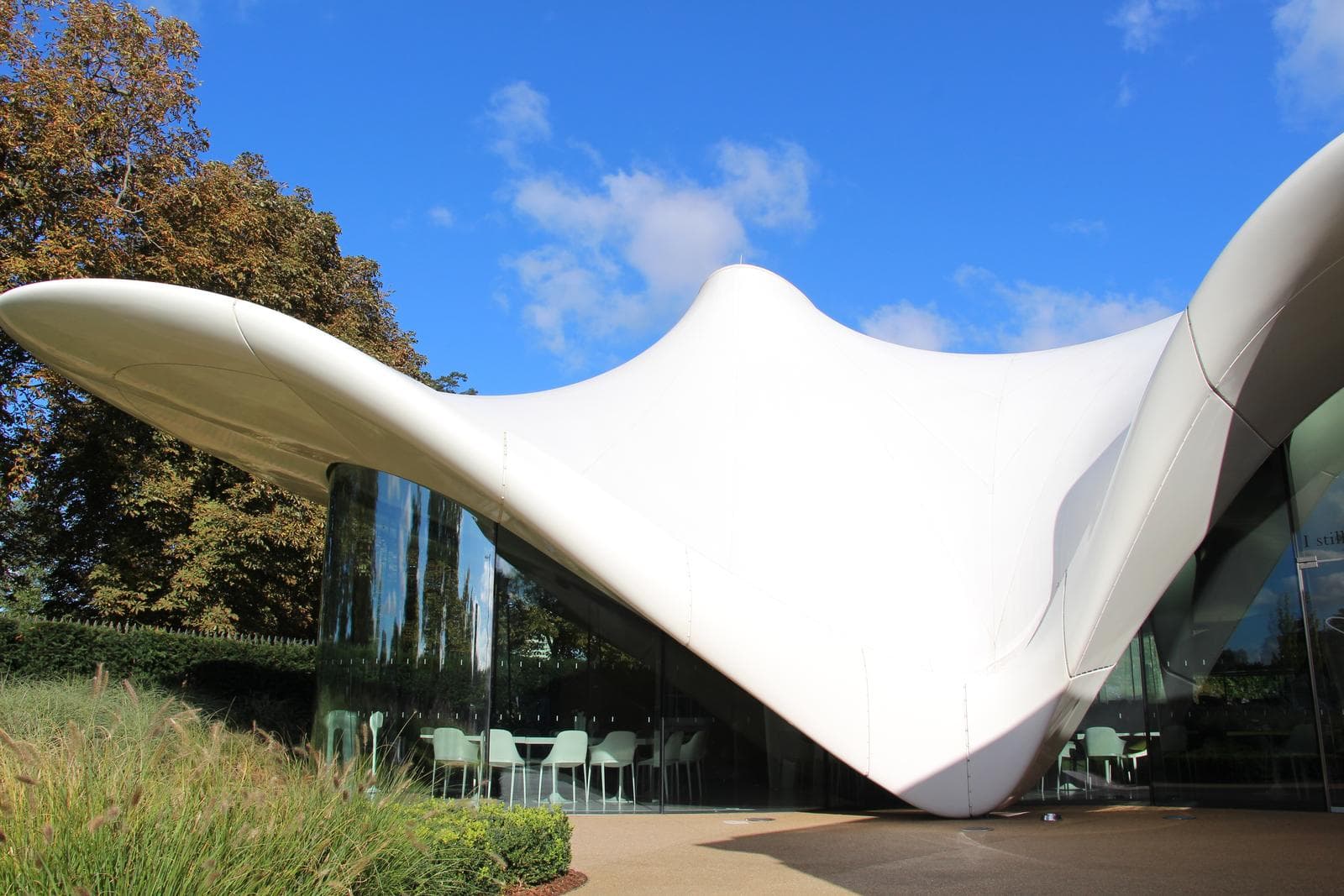 Serpentine Sackler Gallery (Londres - Reino Unido): Cobertura tensionada e otimizada digitalmente.