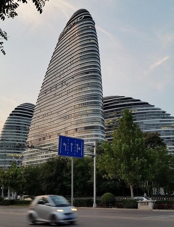 Wangjing SOHO (Pequim - China): Curvas orgânicas modeladas a partir de algoritmos paramétricos integrados.