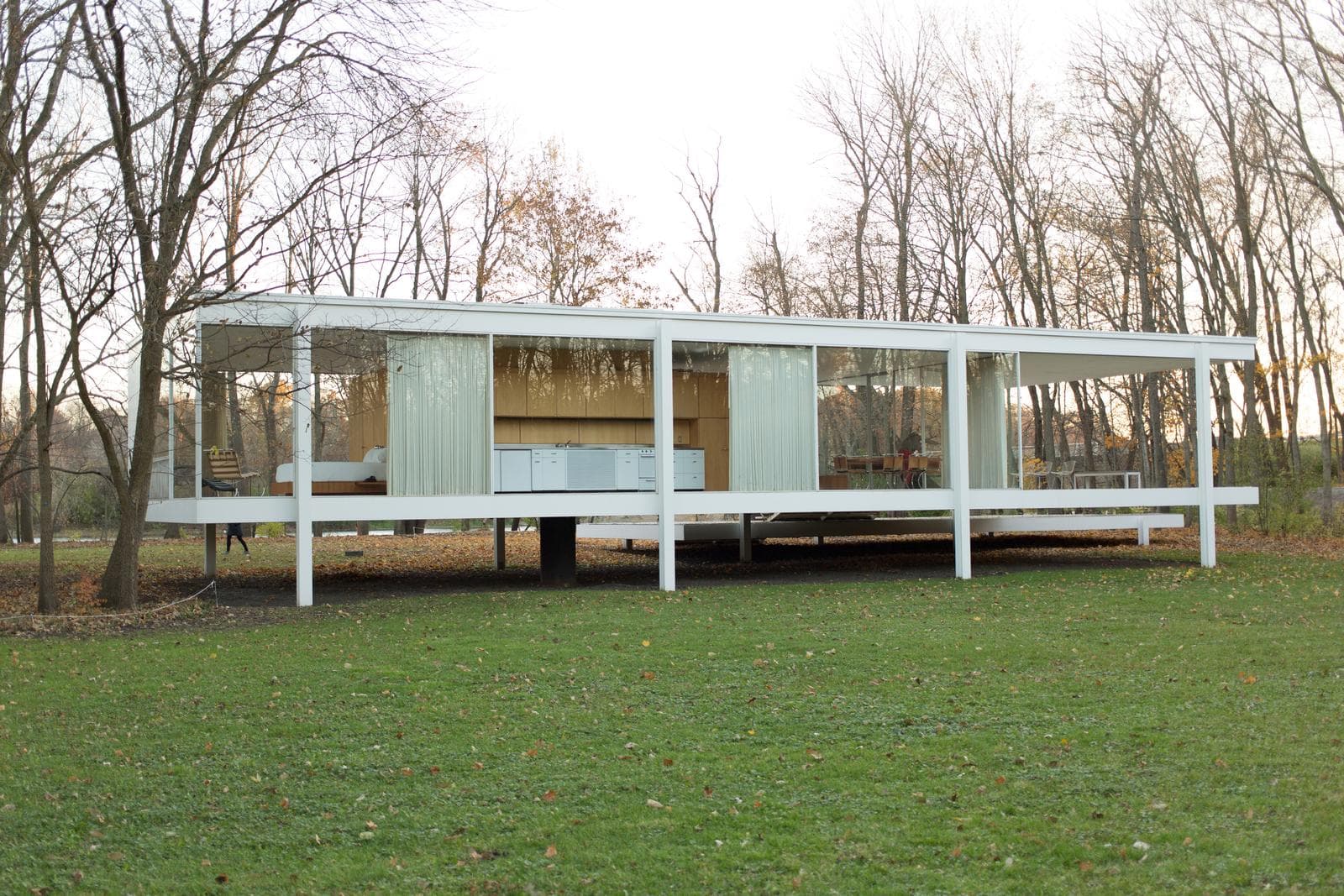 Farnsworth House (Plano - EUA): O volume suspenso e o envidraçamento total integram o morar à floresta circundante.