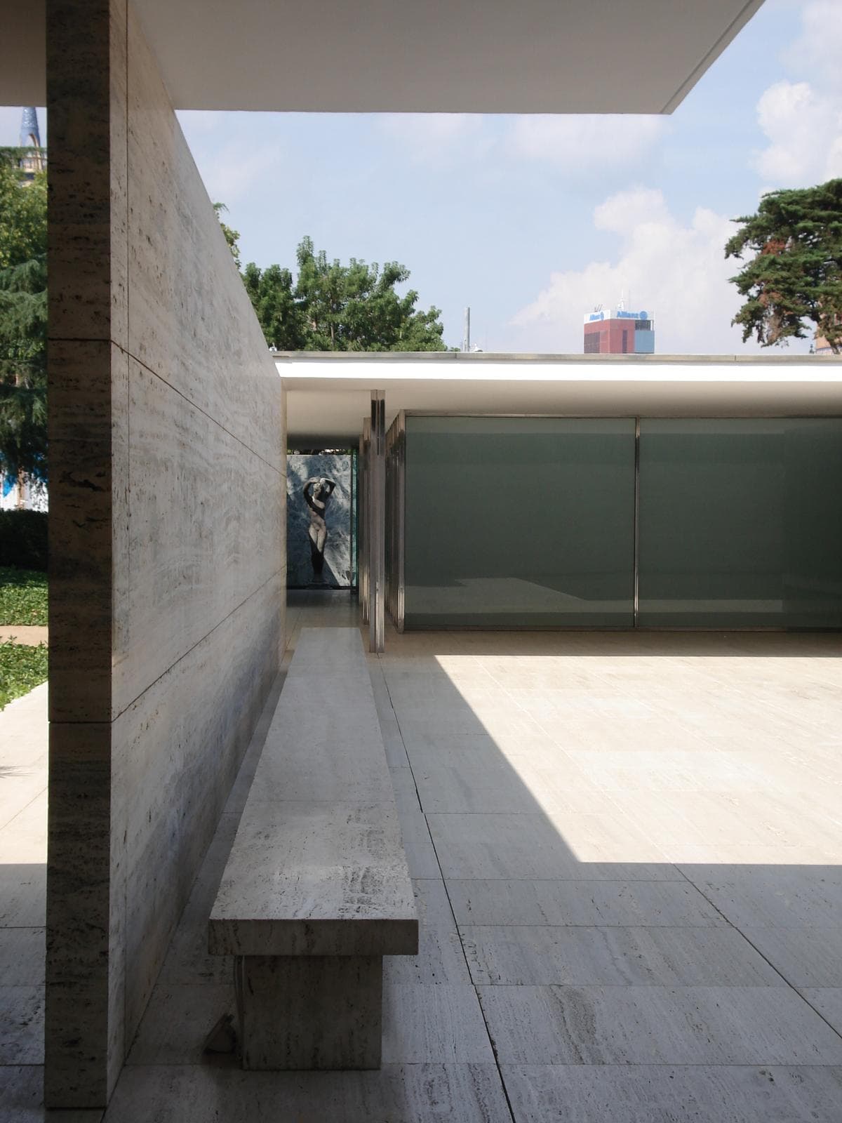 Barcelona Pavilion (Barcelona - Espanha): O jogo geométrico de planos contínuos e superfícies reflexivas.