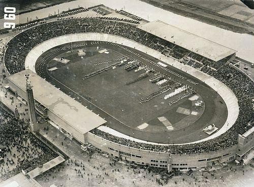 O Estádio Olímpico de Amsterdã (1928), projetado por Jan Wils, que venceu a medalha de ouro em arquitetura nos mesmos Jogos.